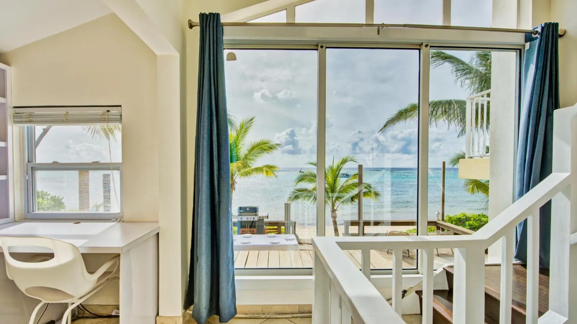 Incredible Beach Front Villa! George Town Vila