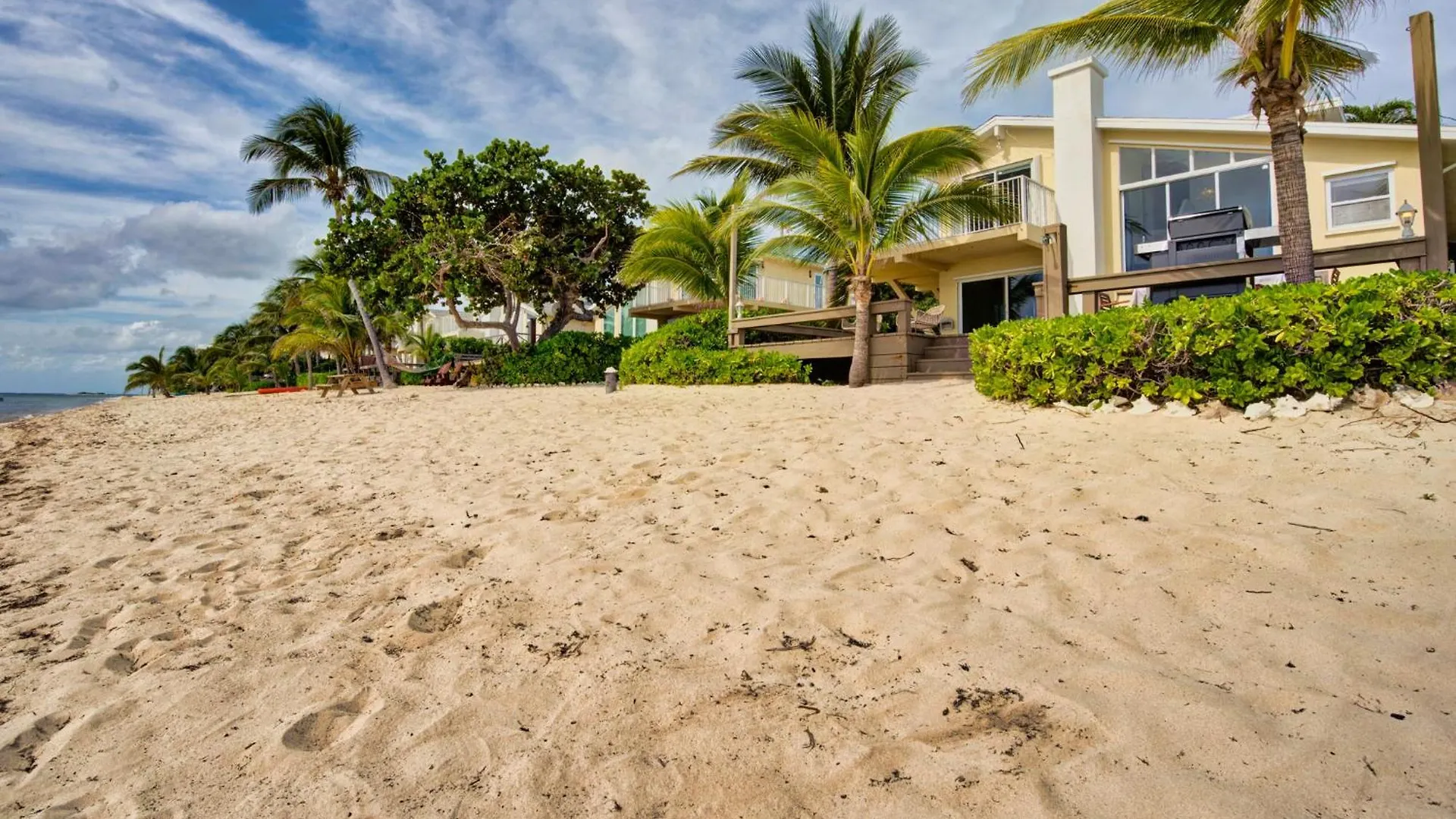Vila Incredible Beach Front Villa! George Town